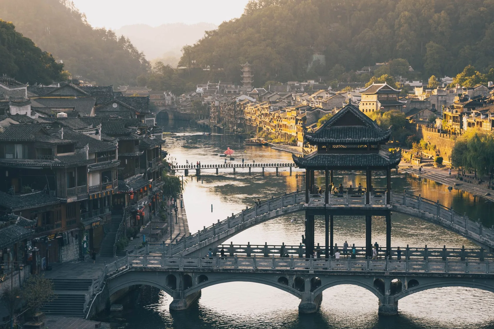 Arquitectura tradicional china junto a un río