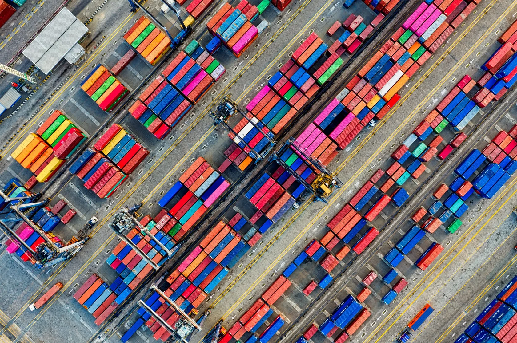 Vista aérea de una terminal de contenedores y mercancías