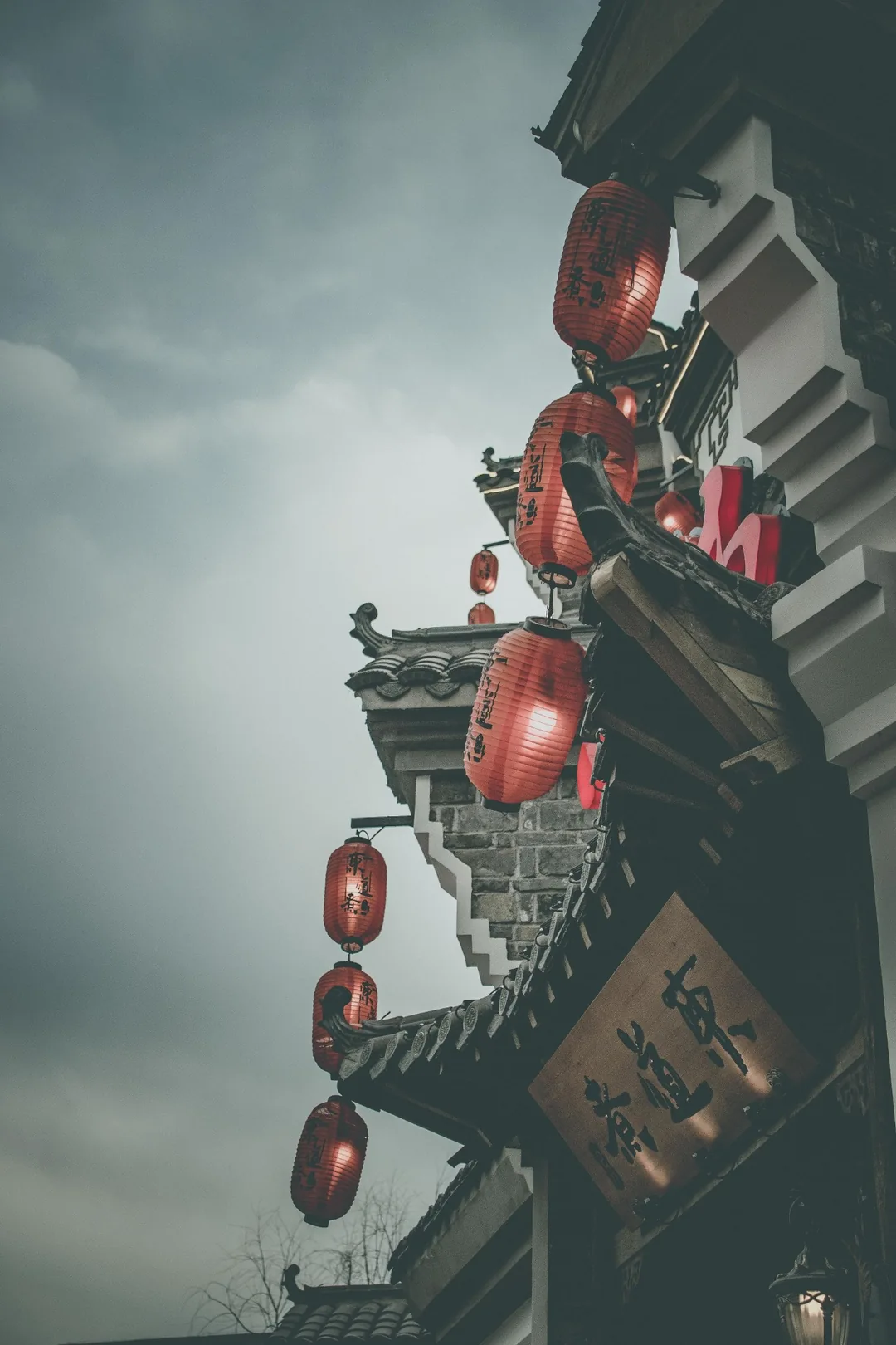 Farolillos rojos y arquitectura tradicional asiática
