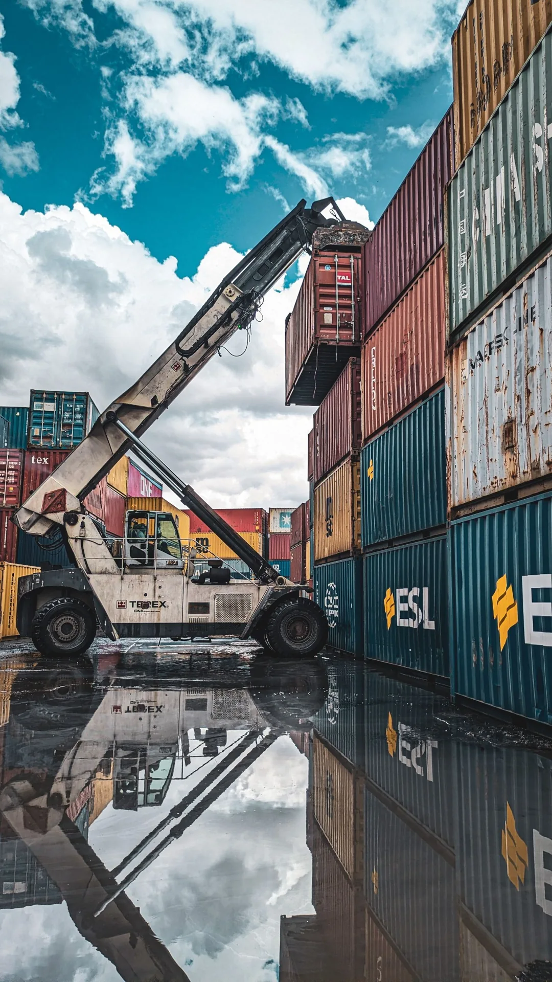 Operación logística con contenedores de transporte internacional