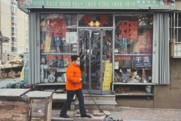 Foto de billow926: https://www.pexels.com/es-es/foto/ciudad-mujer-calle-caminando-6835371/